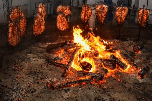 Churrasco fogo de chão em Belo Horizonte com carnes no braseiro preparado pelo Gustare Buffet.
